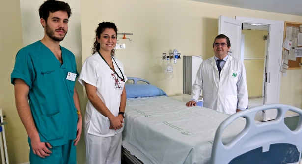 El decano de Medicina de Cádiz, Antonio Lorenzo (dcha.), es uno de los 23 profesores vinculados que quedan en su Facultad. En la imagen, en el Hospital de Puerto Real a finales de diciembre. / FITO CARRETO