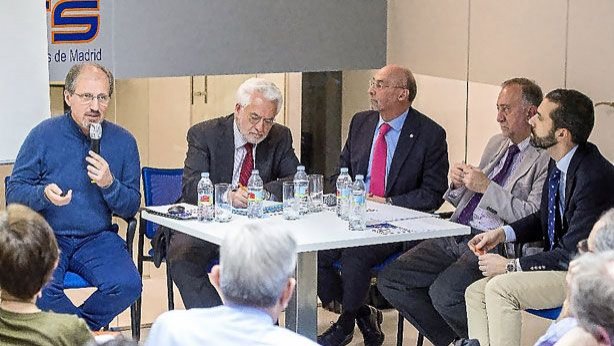 Miguel Ángel García, de Amyts; Pablo Calvo, director de RRHH del Sermas; Julián Ezquerra, de Amyts; José Ramón Repullo, de la Escuela Nacional de Sanidad; y Pedro Arriola, médico del Hospital Clínico San Carlos. (Mauricio Skrycky)