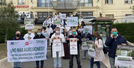 Un médico de Málaga acaba con ocho costillas rotas tras una paliza de los familiares de un paciente.