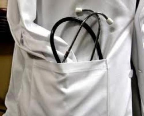 Los médicos ganarán entre 18 y 99 euros más a partir de este mes. Y encima tendremos que dar las gracias...