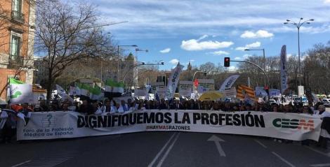 Médicos de toda España se manifiestan en Madrid por la dignidad de la profesión y más recursos para la sanidad pública.